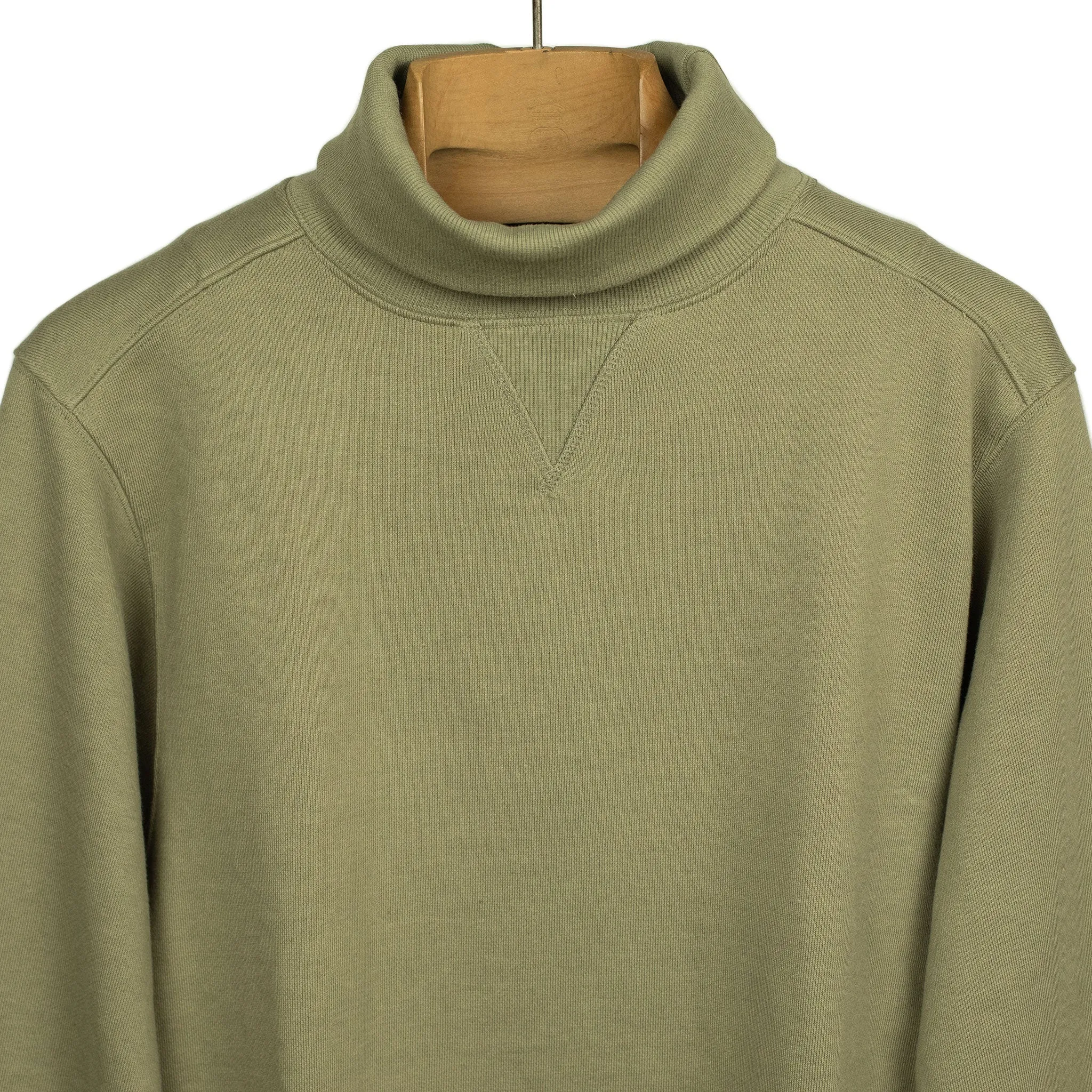 Rollneck in olive garment washed jersey (restock)